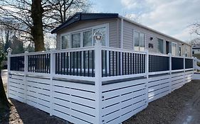 Coghurst Hall Holiday Home Sleeps 6, 2 Bedrooms